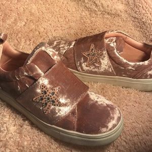 Women’s casual shoes